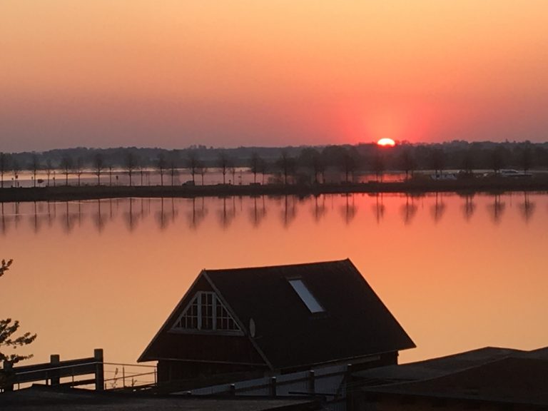Sonnenaufgang über dem Erddamm in Malchow
