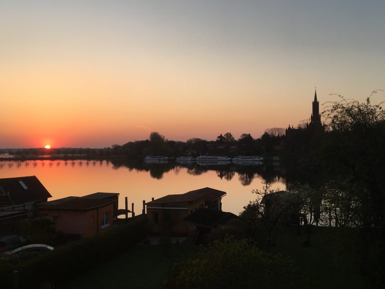 Kloster und Malchower See am frühen Morgen