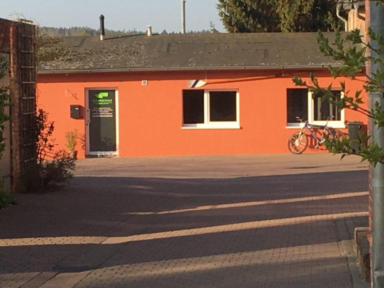 Das Ruderhaus vom Hof her.