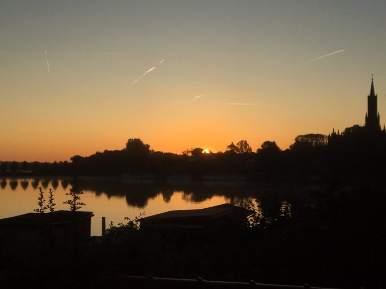 Sonnenaufgang überm Kloster